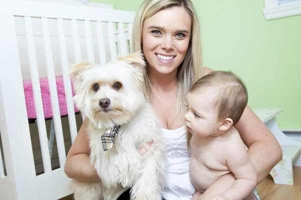 Мать и ребенок с собакой в детской комнате — стоковое фото