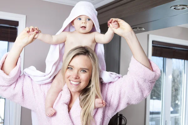 Daughter and mother are happy together — Stock Photo, Image