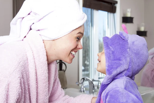 Daughter and mother are happy together — Stock Photo, Image