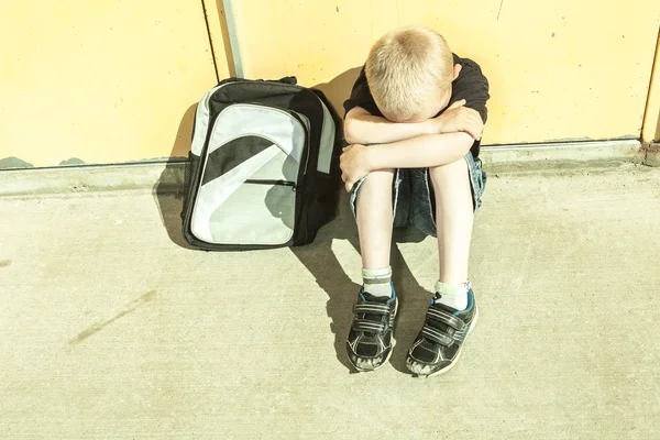 Un garçon intimidant dans une aire de jeux scolaire — Photo