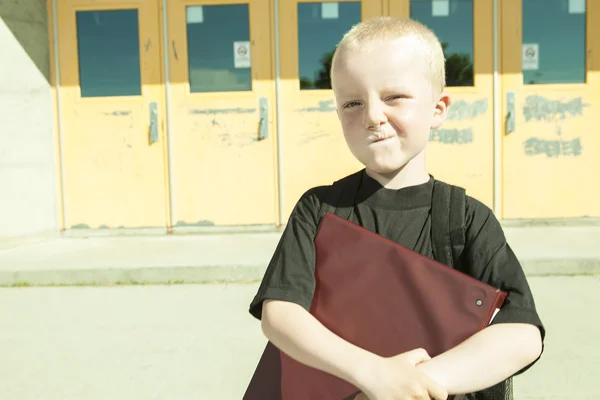 Garçon sur le terrain de jeu de son école avec un backpak — Photo