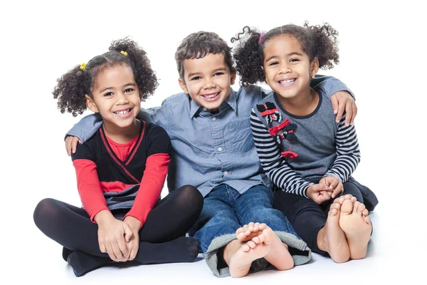 Un lindo niño afroamericano aislado —  Fotos de Stock