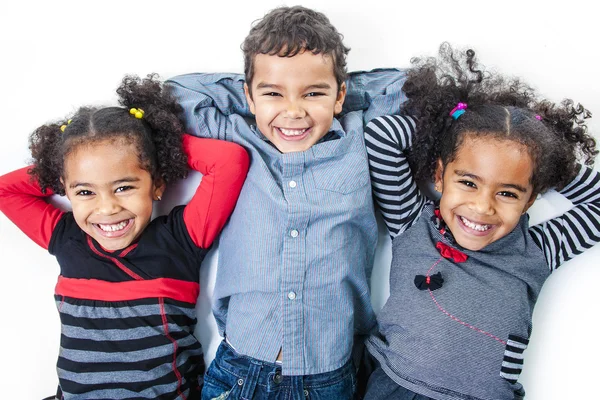 Ein süßer afrikanisch-amerikanischer kleiner Junge isoliert — Stockfoto