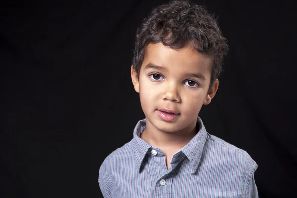 Porträtt av en söt amerikansk liten pojke, isolerade på svart — Stockfoto