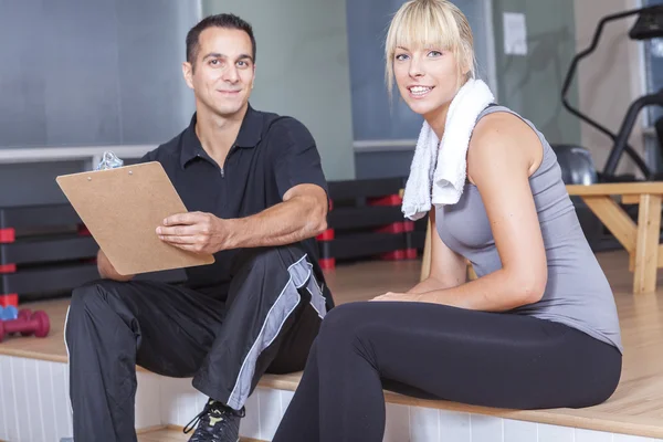 Gym kvinna personlig tränare man med styrketräning — Stockfoto