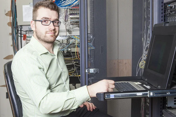 Ingeniero de red que trabaja en la sala de servidores —  Fotos de Stock