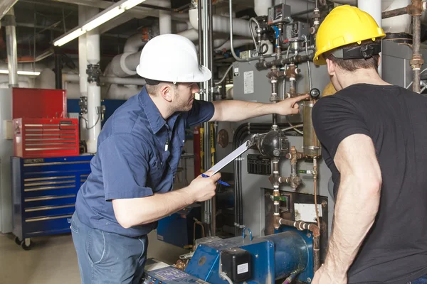 Reparador ingeniero o inspector que comprueba el sistema . — Foto de Stock