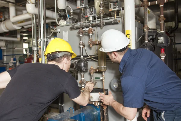 Reparador engenheiro ou inspetor que verificar o sistema . — Fotografia de Stock