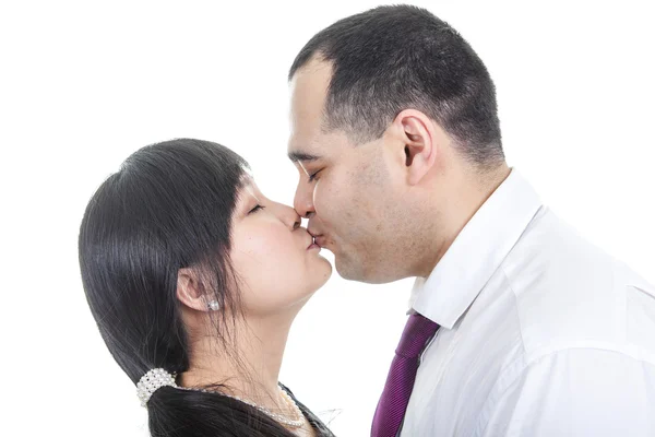 Portrait de couple souriant embrassant sur fond blanc — Photo