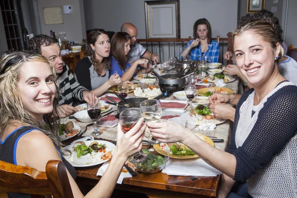 Una cena de fondue con un amigo en un hermoso lugar —  Fotos de Stock