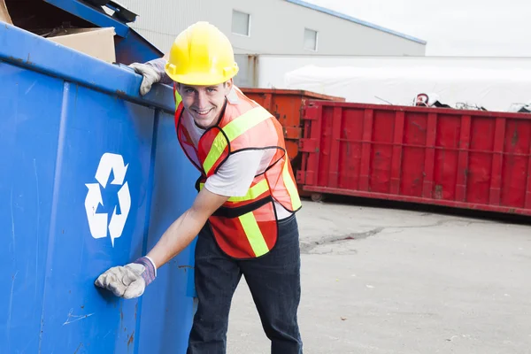 A worker who recycling thing on recycle center — Stock Photo, Image