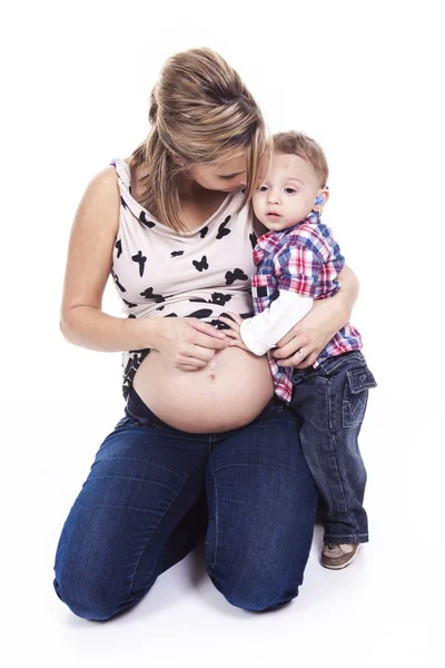 息子と母。子供がある補聴器. — ストック写真