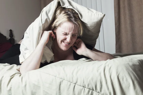 A woman feel sick lying down on bed — Stock Photo, Image