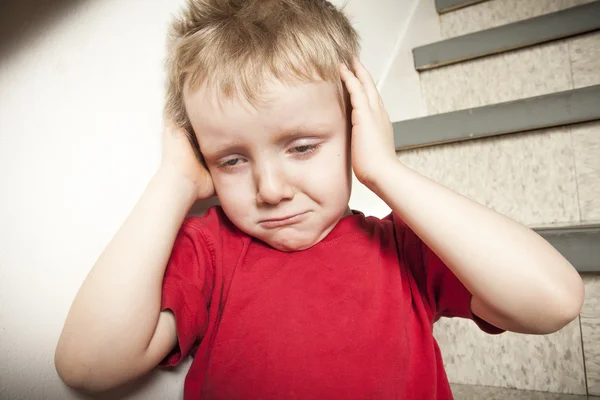 Trascurato bambino solitario appoggiato al muro — Foto Stock