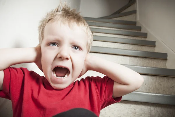 Trascurato bambino solitario appoggiato al muro — Foto Stock