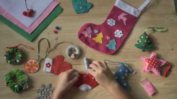 Kézzel készített karácsonyi dekoráció, kéz tartó tű és varrás nemezszív karácsonyra és újévi dekoráció — Stock videók