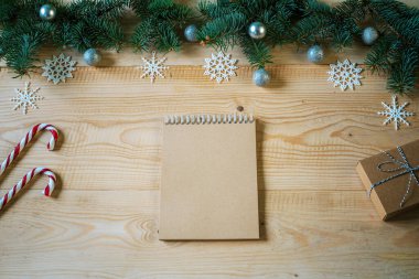 Boş defter sayfası Noel ağacı dalları ve arka planda süslemeler, Noel modeli