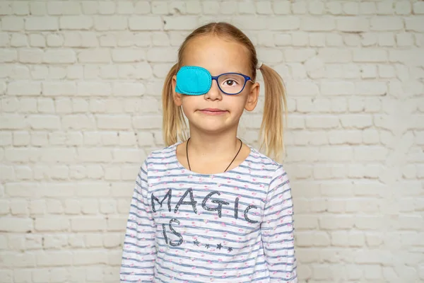 Little girl wearing occluder and eyeglasses, treatment of amblyopia and poor eyesight — Stock Photo, Image