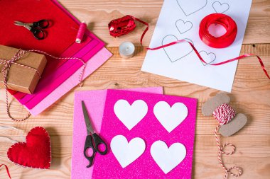 Sevgililer Günü işçiliği, loş kalpler ve köpüklü süslemeler.