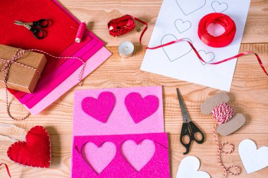 Sevgililer Günü işçiliği, loş kalpler ve köpüklü süslemeler.