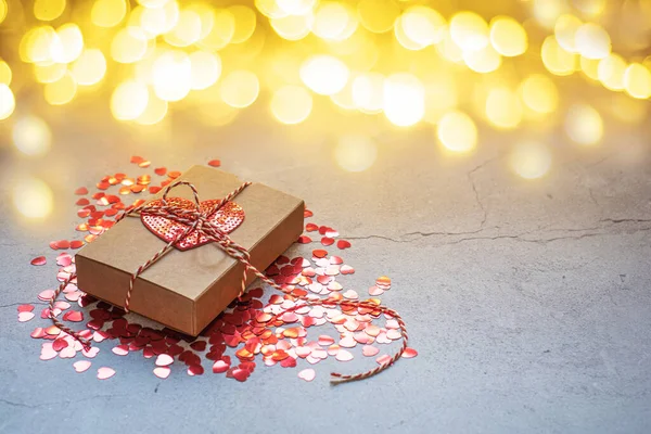 Caja de regalo de San Valentín con lentejuelas de corazón sobre fondo bokeh —  Fotos de Stock