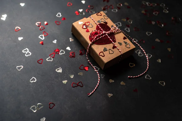 Koyu arkaplanda kalp damgası olan Sevgililer Günü hediye kutusu
