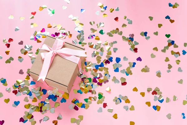 Día de San Valentín fondo rosa con cajas de regalo de color rosa y confeti forma de corazón —  Fotos de Stock