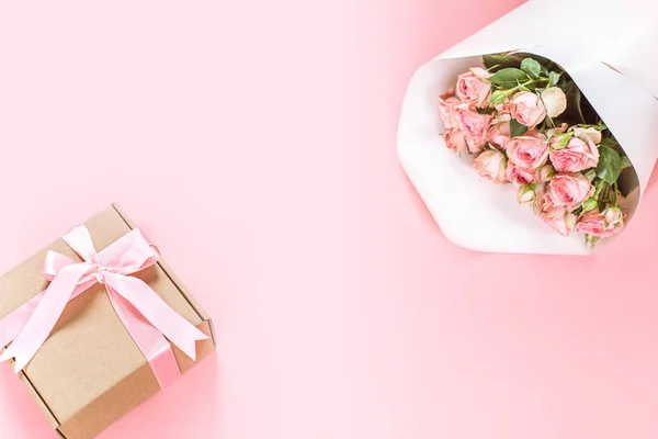 Ramo de rosas rosadas y caja de regalo sobre fondo rosa, fondo de San Valentín —  Fotos de Stock