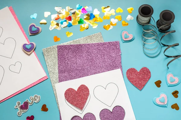 Sevgililer Günü zanaatı fikri, parlak köpüklü kağıtlar, kalpler ve dekorasyonlar. — Stok fotoğraf