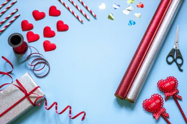 Mavi arka planda Sevgililer Günü hediyesi paketleme malzemeleri