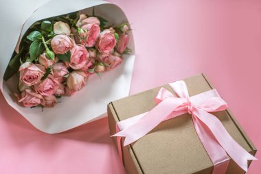 Pembe arka planda pembe güller, Sevgililer Günü arkaplanı