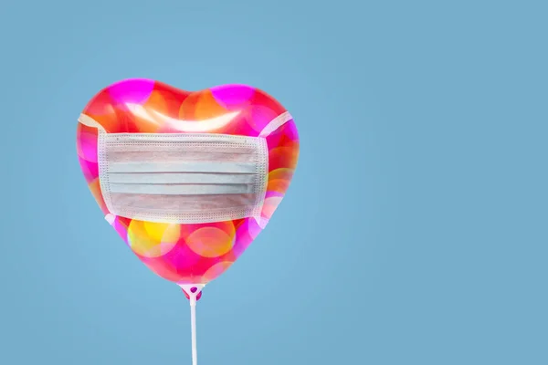 Flerfärgad hjärtballong i medicinsk mask, Alla hjärtans dag under pandemi koncept — Stockfoto