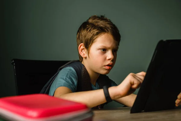 Menino da escola jogando tablet em casa, crescendo com a tecnologia — Fotografia de Stock