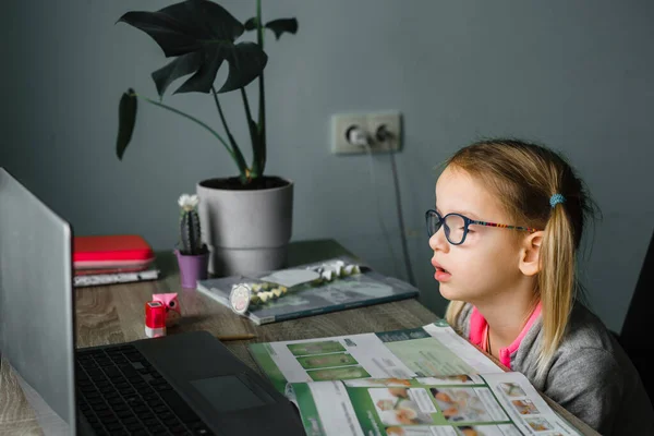 Klein meisje in bril met online les thuis — Stockfoto