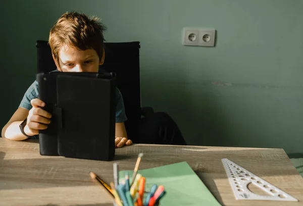 Menino da escola júnior usando tablet em casa, crescendo com tecnologia — Fotografia de Stock