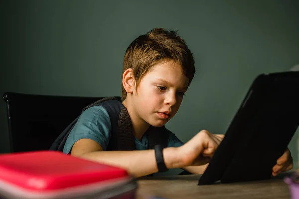 School jongen spelen tablet thuis, opgroeien met technologie — Stockfoto