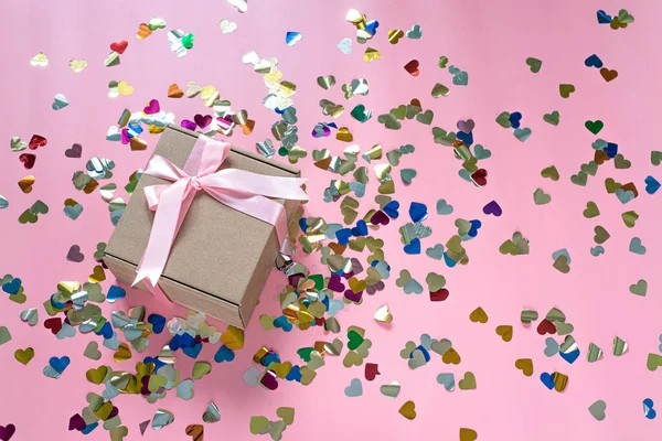 Día de San Valentín fondo rosa con cajas de regalo de color rosa y confeti forma de corazón —  Fotos de Stock