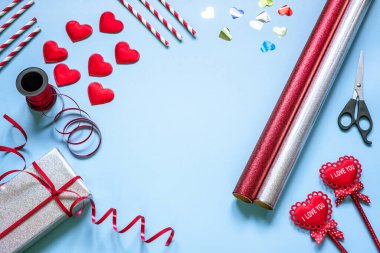 Mavi arka planda Sevgililer Günü hediyesi paketleme malzemeleri