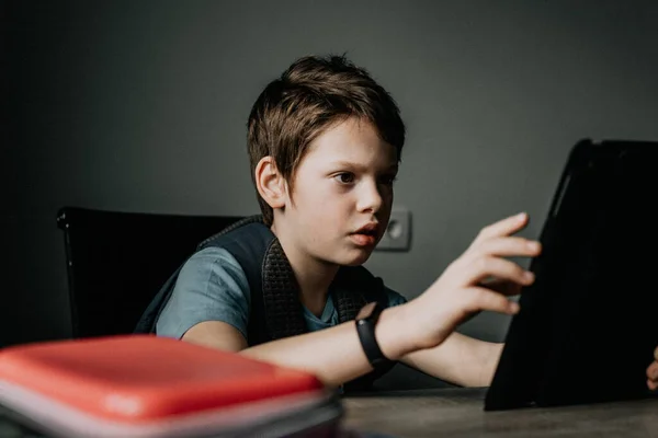 School jongen spelen tablet thuis, opgroeien met technologie — Stockfoto