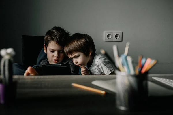 Crianças brincando tablet em casa, crescendo com a tecnologia — Fotografia de Stock