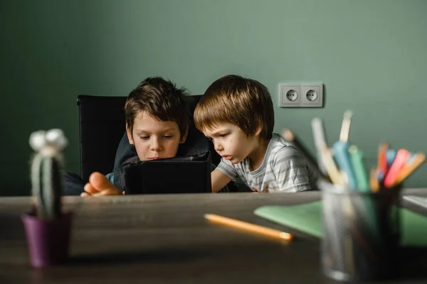 Crianças brincando tablet em casa, crescendo com a tecnologia — Fotografia de Stock