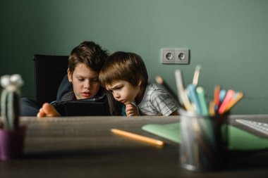 Çocuklar evde tablet oynuyorlar, teknolojiyle büyüyorlar.