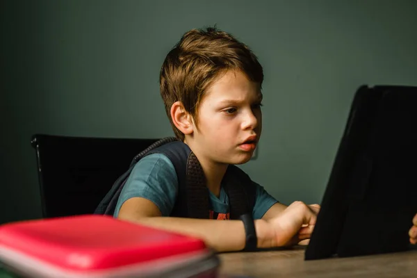 School jongen spelen tablet thuis, opgroeien met technologie — Stockfoto