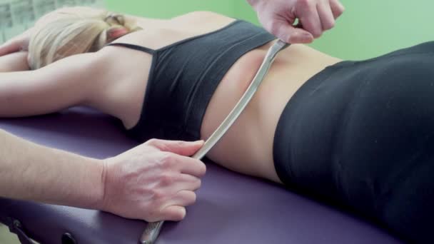 Kiropraktisk behandling med hjälp av muskelskrapning IASTM-verktyg — Stockvideo