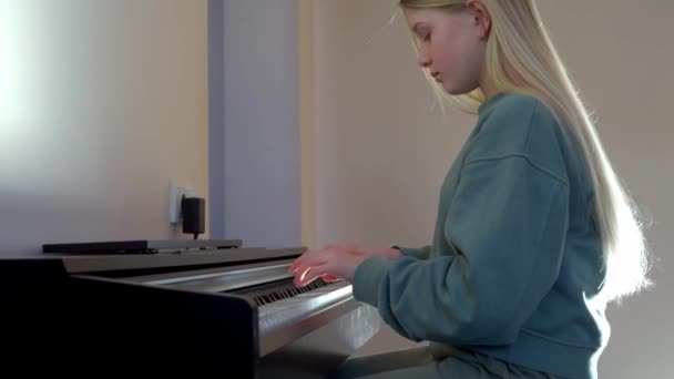 A girl playing piano at home — Stock Video