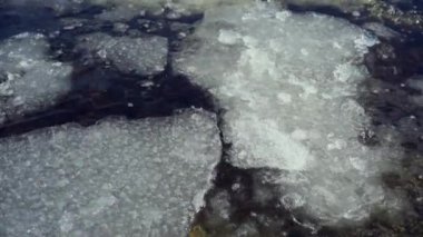 Baharın başlarında eriyen buz nehirde sürükleniyor.