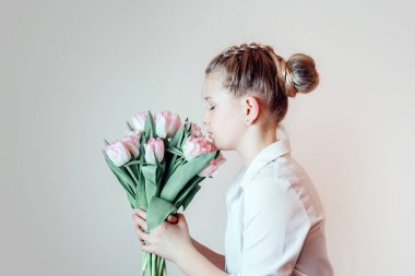 Bir demet pembe lale çiçekli güzel genç kız.