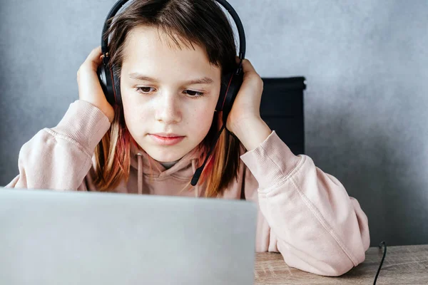 Uma menina adolescente ouvindo aula on-line, e-learning e conceito de educação on-line — Fotografia de Stock