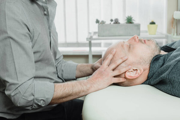 Остеопатическое лечение пациента с использованием CST нежный практический метод, центральная нервная система напряжения облегчить используется для устранения боли и повышения здоровья и иммунитета