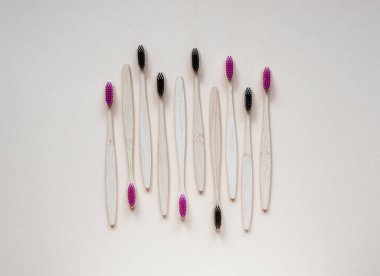 Siyah ve mor renkli çevre dostu bambu diş fırçaları, sıfır atık kavramı, sürdürülebilir yaşam tarzı